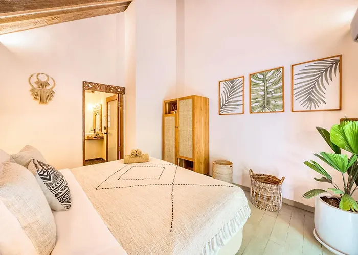 Spacious 2 Combined 9 Bedrooms 2 Pools Holiday home Seminyak (Bali)