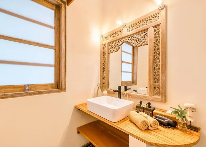 Spacious 2 Combined 9 Bedrooms 2 Pools Seminyak (Bali)