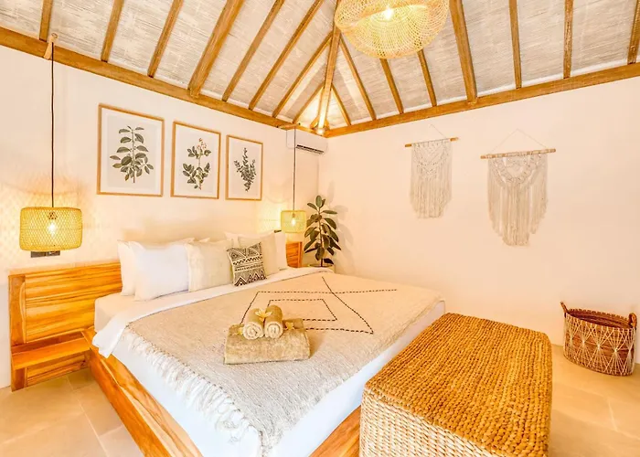 Spacious 2 Combined 9 Bedrooms 2 Pools Seminyak (Bali)
