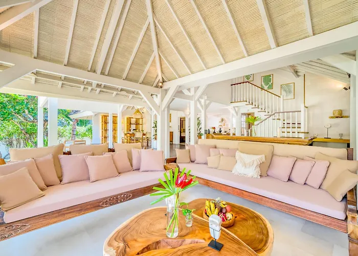 Spacious 2 Combined 9 Bedrooms 2 Pools Seminyak (Bali)