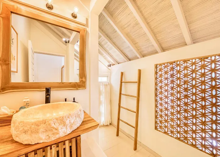 Spacious 2 Combined 9 Bedrooms 2 Pools